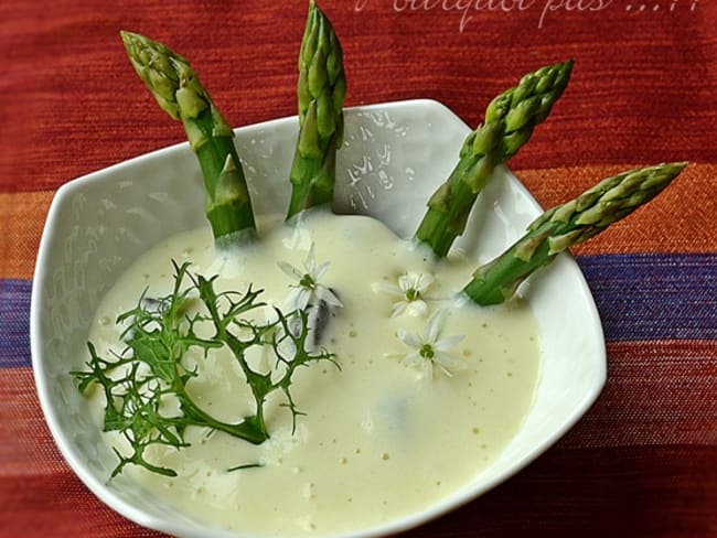 Escargots, asperges, espuma de pommes de terre, ail des ours