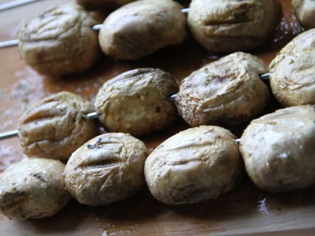 Brochettes de champignons marinés