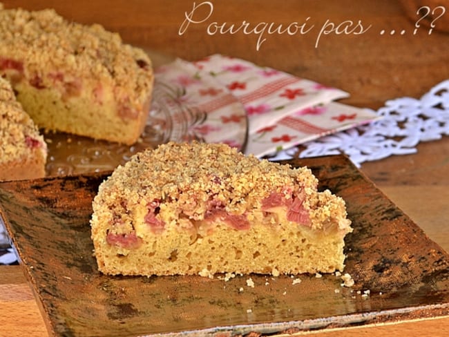 Gâteau gourmand à la rhubarbe, crumble de flocons d’avoine