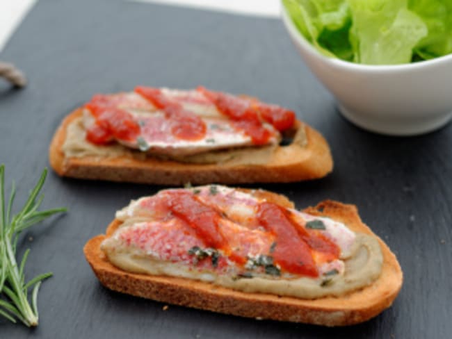 Tartine de caviar d’aubergine et filets de rougets grillés