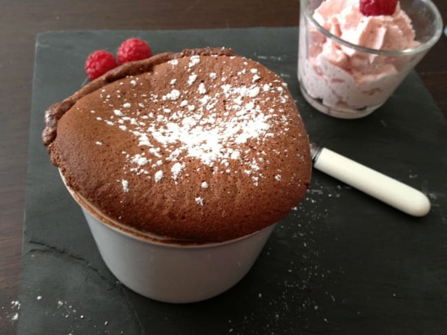 Soufflé au chocolat et chantilly aux framboises