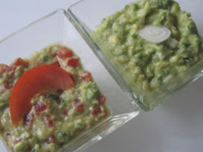 Guacamole d'avocat tropical, oignons frais du printemps