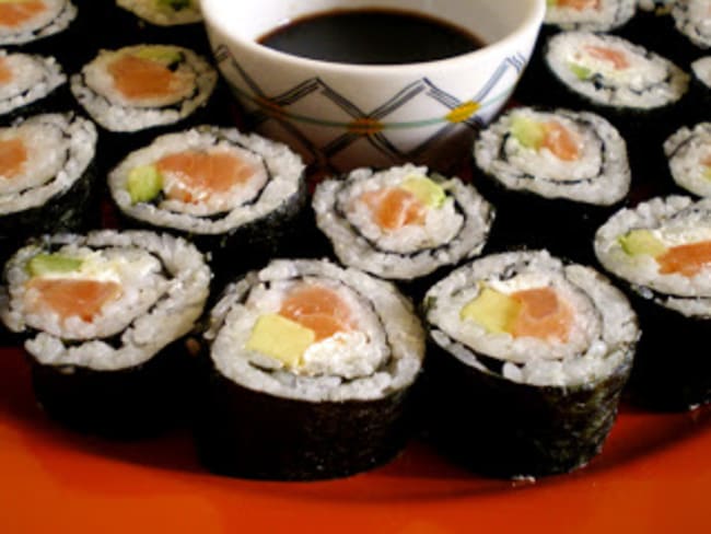 Maki sushi au saumon et à l'avocat, classique japonais