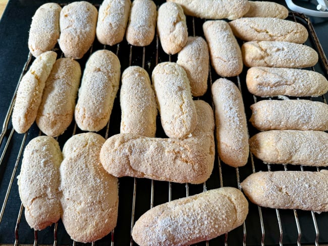 Biscuits à la cuillère sur une grille