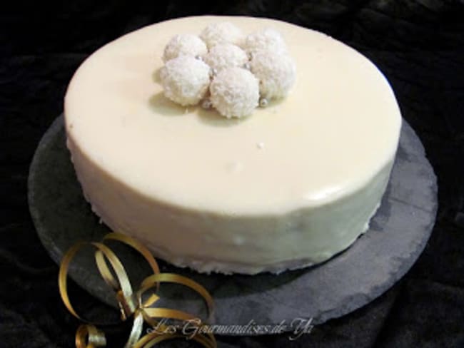 Entremets fruits de la passion, noix de coco et glaçage chocolat blanc