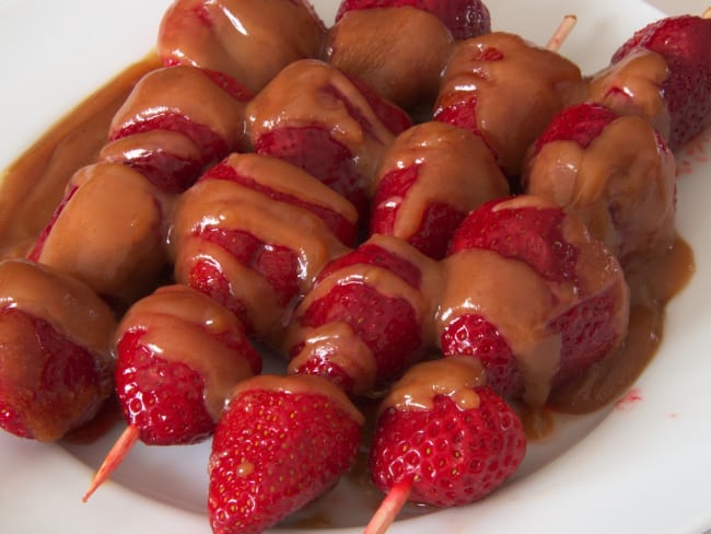 Brochette de fraise au caramel beurre salé