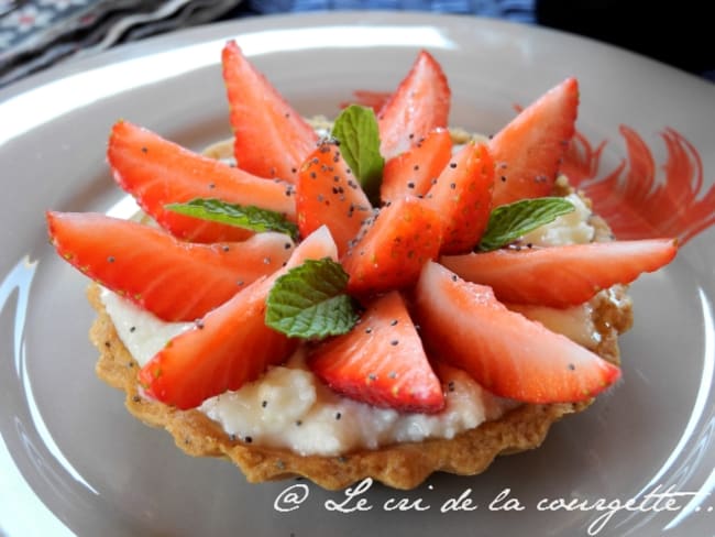 Tartelettes aux fraises, chèvre frais, miel et pavot