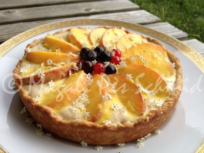 Tarte de pêches jaunes et sirop de fleurs de sureau, sur lemon curd à la nectarine et pâte brisée au sésame