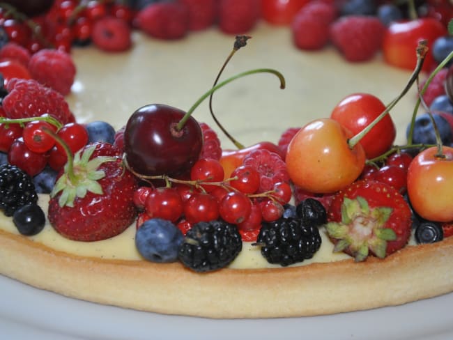 Tarte "Festival de fruits rouges" avec une crème tutti frutti