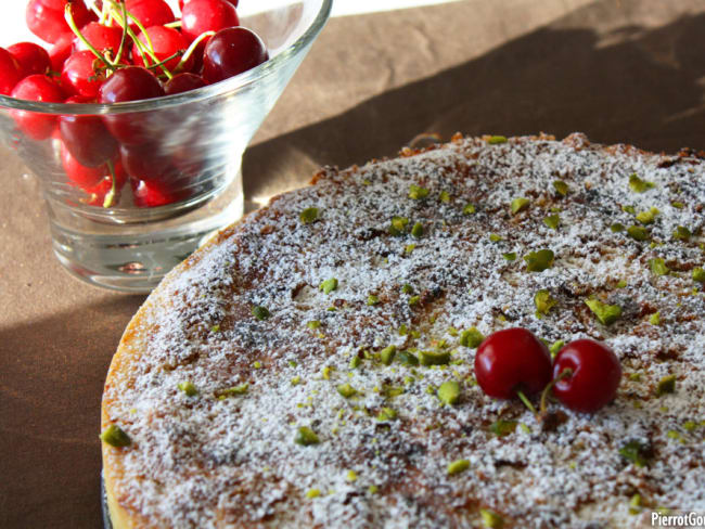 Tarte streusel rafraîchissante à la cerise et crème d'amande à la pistache