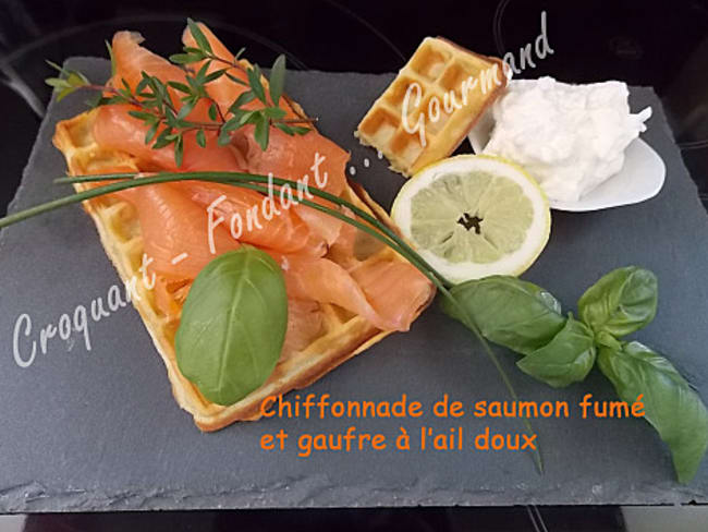 Chiffonnade de saumon fumé et gaufre à l'ail doux