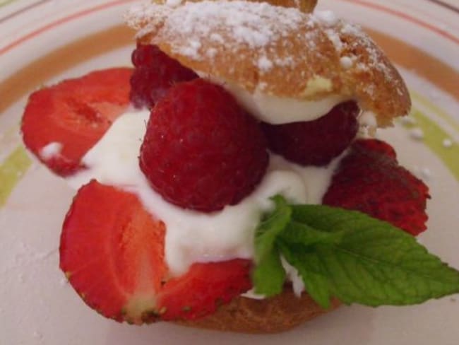 Choux à la chantilly et aux fruits rouges