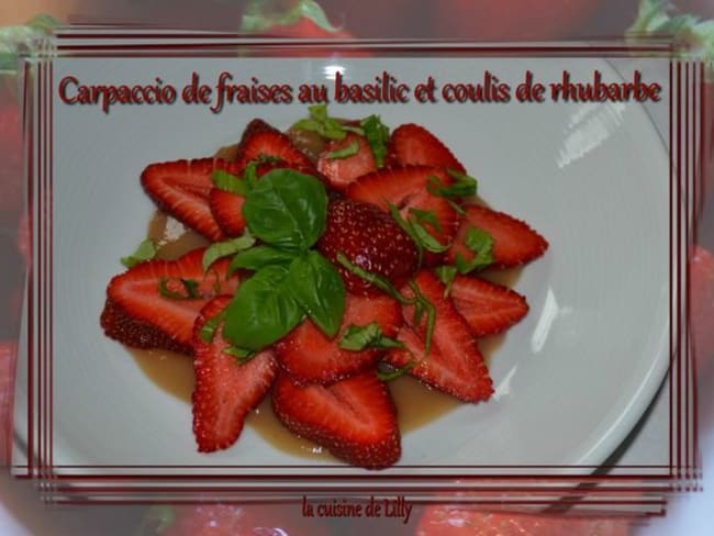 Carpaccio de fraises au basilic et coulis de rhubarbe