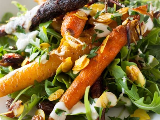 Salade de carottes rôties au curcuma, amandes effilées et raisins secs