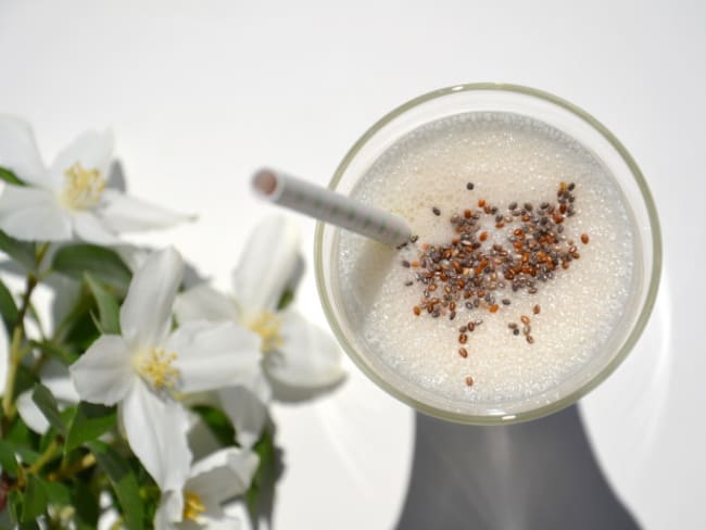 Smoothie énergétique à la banane, à la maca et aux graines de chia