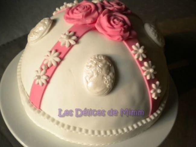 Dôme roses et camées : Madeira cake et pâte à sucre