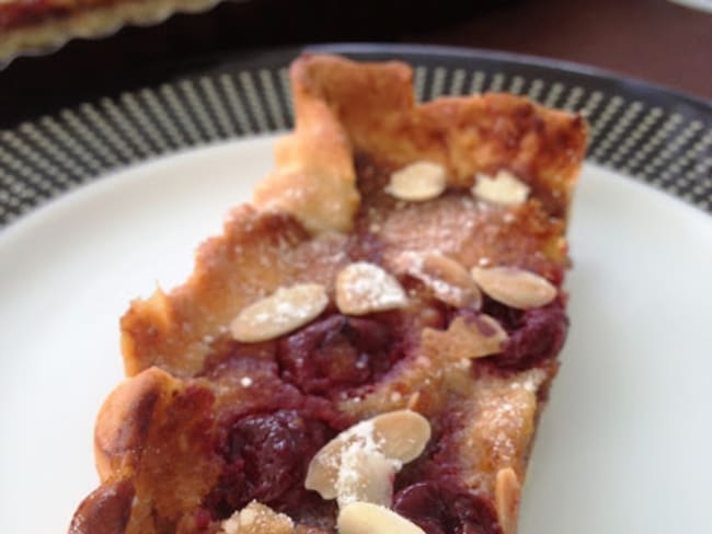 La tarte amandine aux cerises et à la goyave