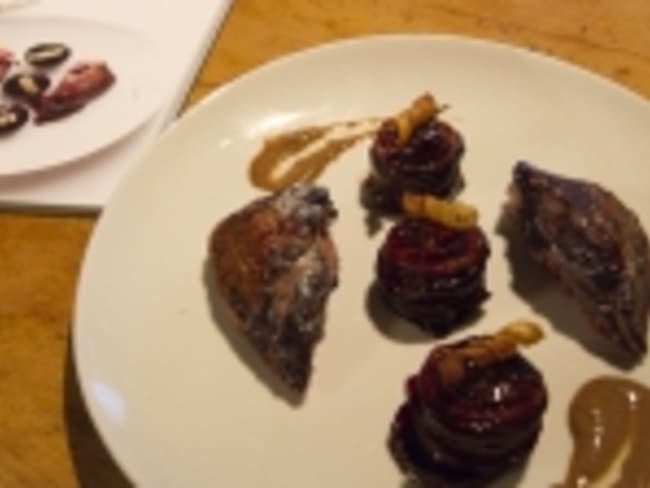 Pigeon mariné au vin rouge et rôti à la broche, compressions de chou rouge et pomme acide