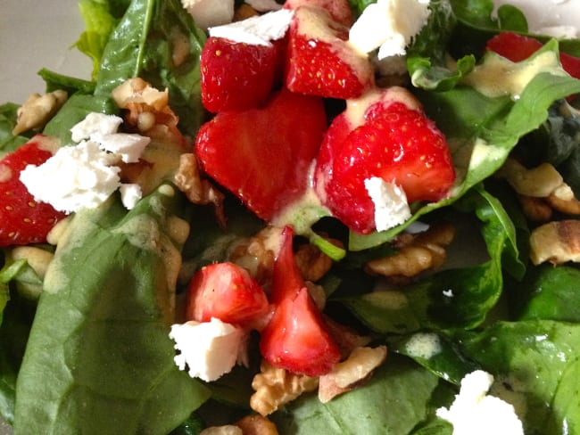 Salade d'épinards aux fraises, chèvre et noix