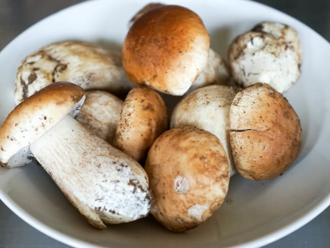 Nettoyer les cèpes ou les champignons de Paris