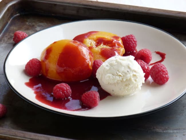 Pêches pochées à la mélisse, coulis de framboise et glace à la vanille façon pêches Melba