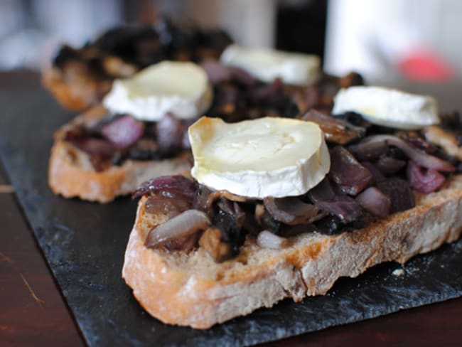 Tartine d'été : Oignons rouges, champignons, chèvre