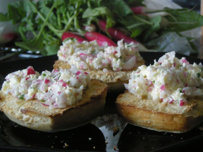 Tartines de beurre de radis aux échalotes et au basilic pour l'apéro