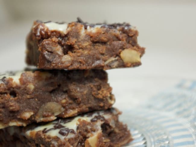 Brownies chocolat noir, amandes et glaçage au chocolat blanc