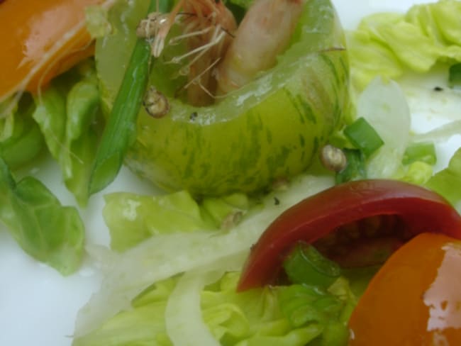 Salade fraîcheur de tomates en méli-mélo, crevettes grises au Pastis, vinaigrette acidulée