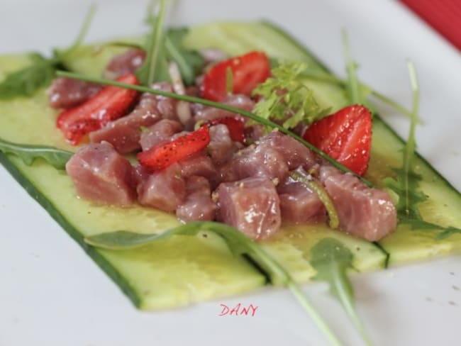 Tartare de thon frais aux fraises, concombre et roquette