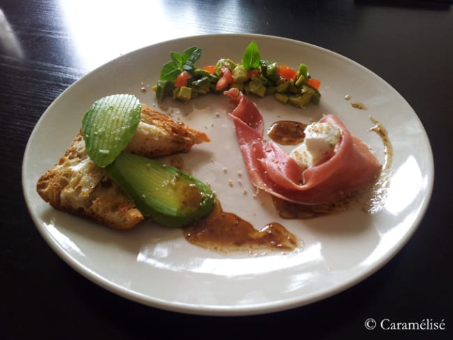 Salade d'avocat, chèvre et Serrano