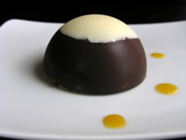 Succulent dôme aux chocolats sur dacquoise à l'orange