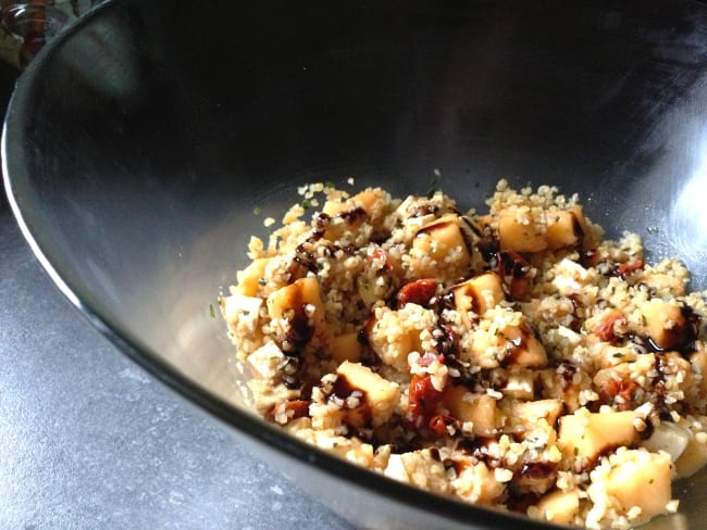 Salade de quinoa au melon, tomates séchées, mozzarella et basilic