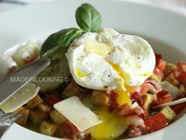 Panzanella au bacon et à l'oeuf poché