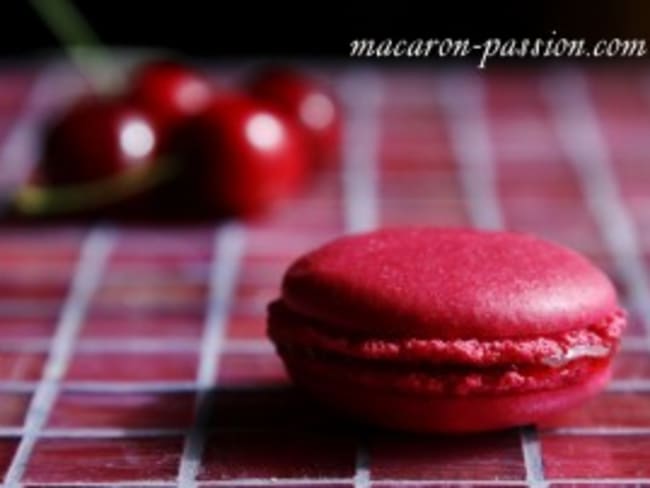 Macaron cerise, gingembre et anis