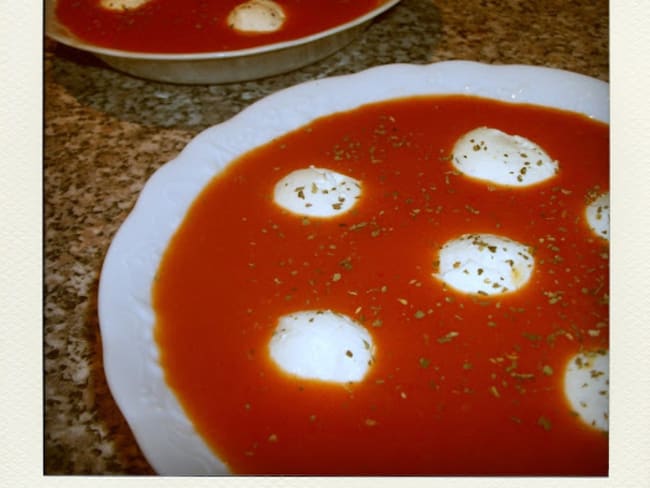 Gaspacho et panacotta de chèvre frais au basilic