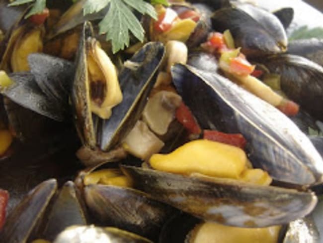 Moules de bouchot à la bière et aux poivrons rouges et verts