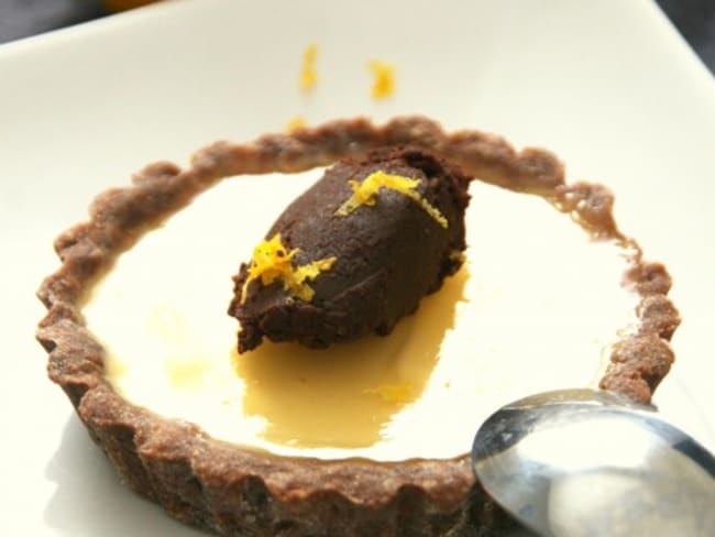 Tartelette au citron bergamote, gelée bergamote et quenelle de chocolat noir