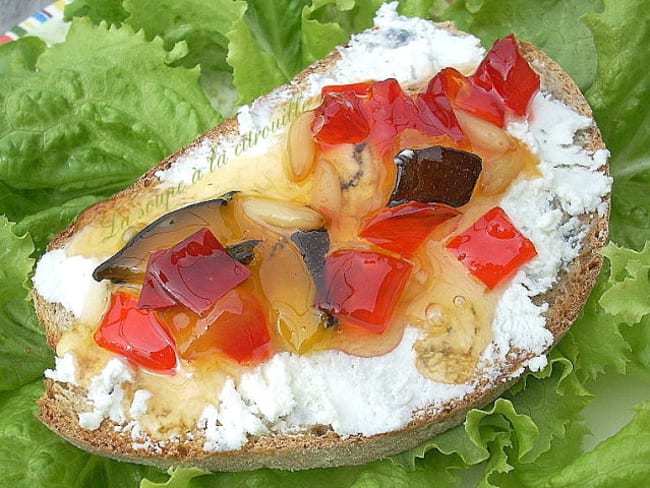 Tartine de chèvre frais et confiture courgettes poivrons rouges