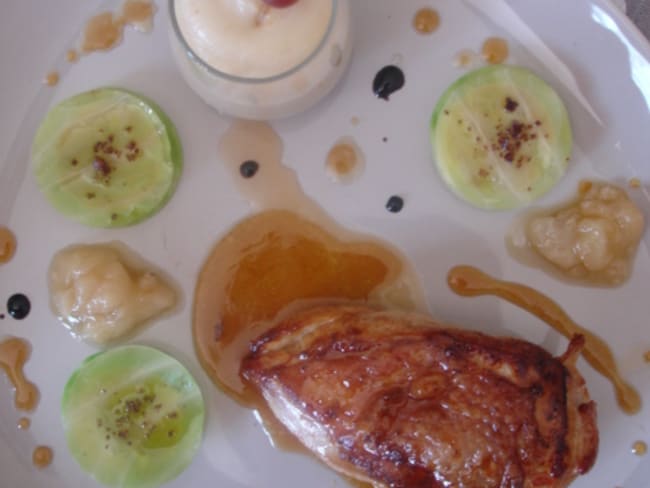 Suprême de pintade rôti, purée d'ail et palets de foie gras en chou vert, condiment à la poire