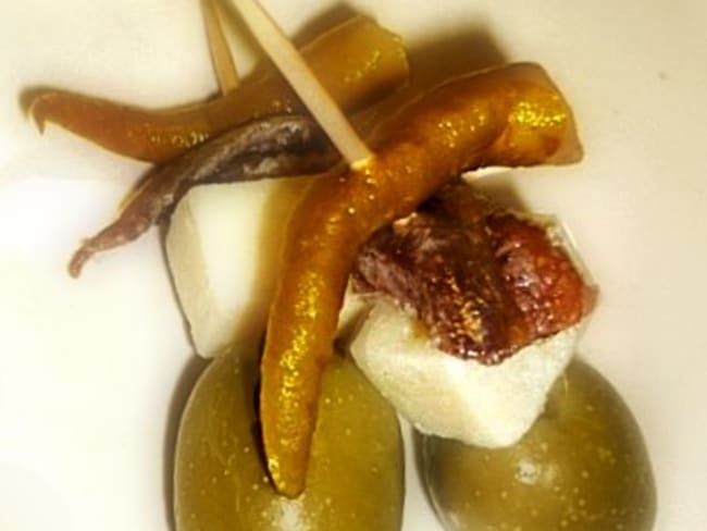 Brochettes Gilda : anchois, piment, tomme de brebis et olives