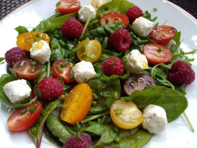 Salade de jeunes pousses, tomates cerises et framboises au Boursin Salade "Ail et Fines Herbes"