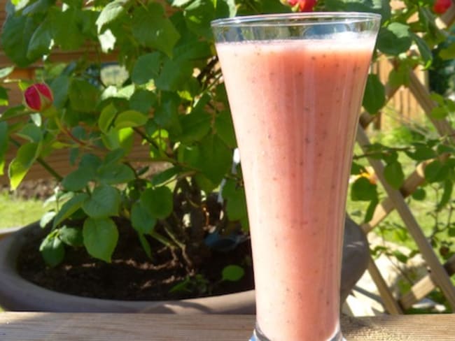 Smoothie à la fraise, la banane et aux graines de chia