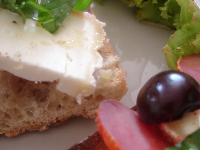 Tartine au chèvre et piment d'Espelette, cerises et basilic