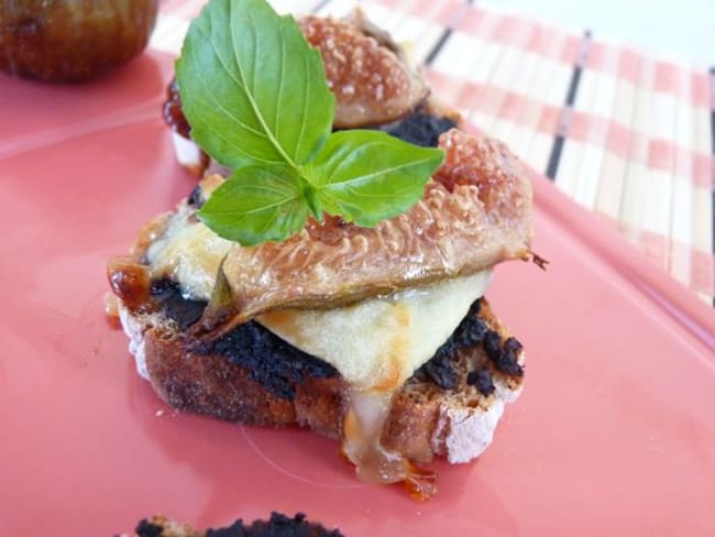 Toast figue, tapenade, picodon et miel de lavande