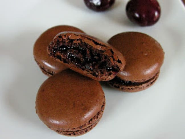 Irrésitibles macarons chocolat cerises et piment de Cayenne