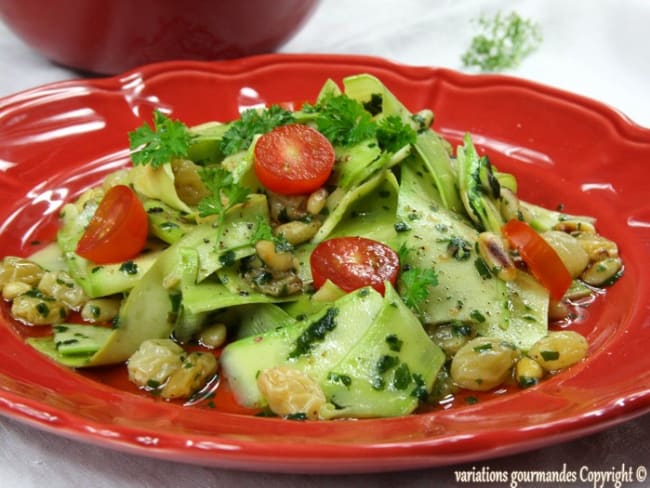 Salade de courgettes de Nice, coriandre, raisins secs et pignons