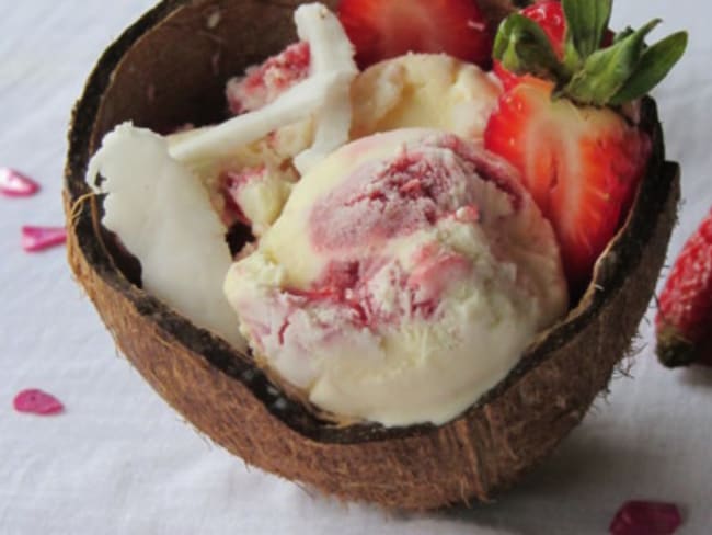 Glace à la fraise et à la noix de coco fraîche