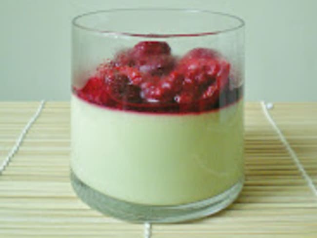 Panna cotta sucrée originale à l'avocat et aux framboises