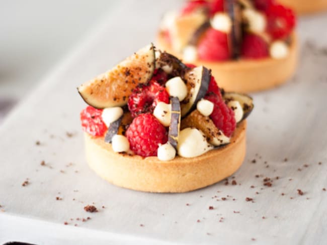 Tartelette figues et framboises, poudre biscuitée au cacao